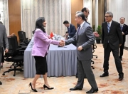 王毅会见加拿大外长阿南德